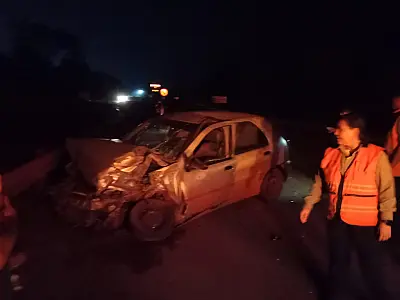 Carro bate na mureta de proteção e bloqueia o trânsito na BR 262