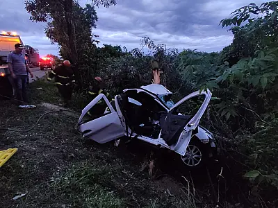 Vítimas de acidente na BR 262 ficaram presas às ferragens e morreram na hora