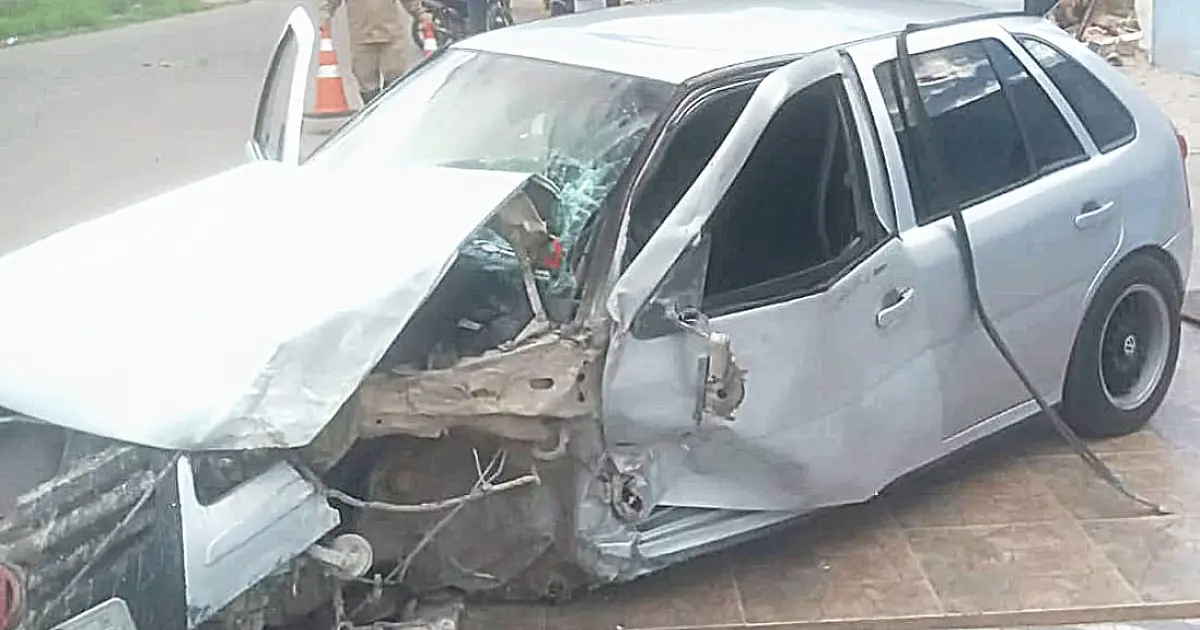 Condutor que colidiu em muro na parte alta sofreu ferimentos leves