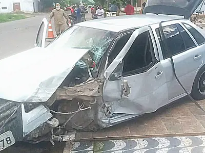 Condutor que colidiu em muro na parte alta sofreu ferimentos leves