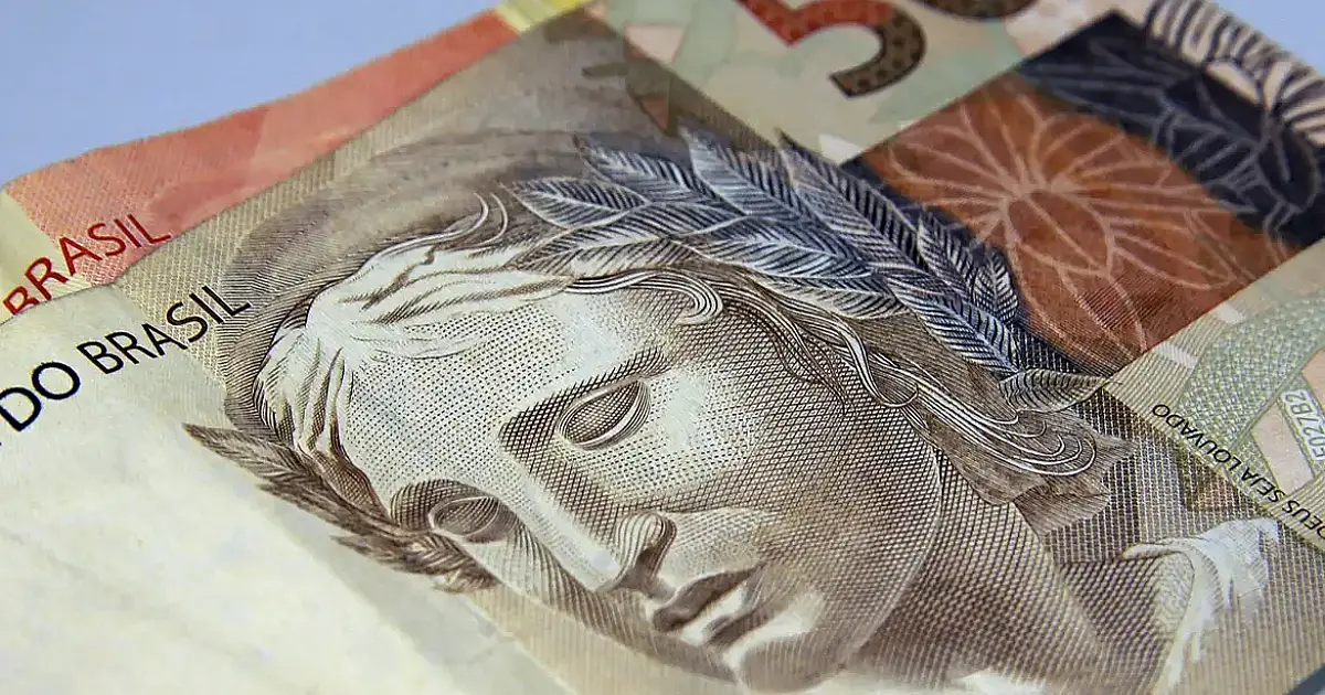 Trabalhadores nascidos em novembro e dezembro recebem abono salarial