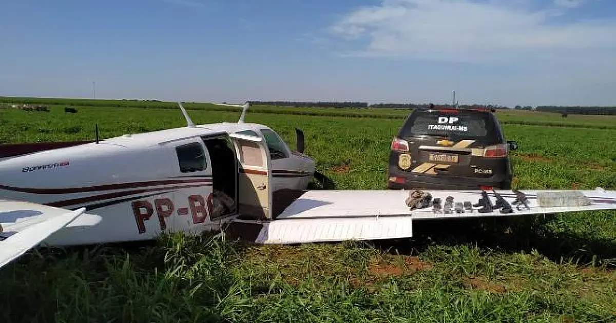 Avião carregado de drogas e fuzis é apreendido em MS