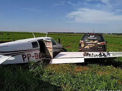 Avião carregado de drogas e fuzis é apreendido em MS