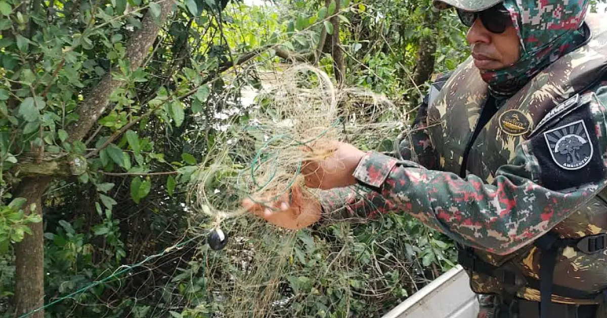 PMA fiscaliza embarcações, pescadores e apreende redes de pesca no rio Brilhante