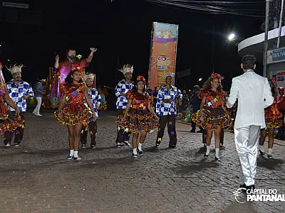 Acadêmicos do Pantanal faz festa junina na avenida com homenagem à São João