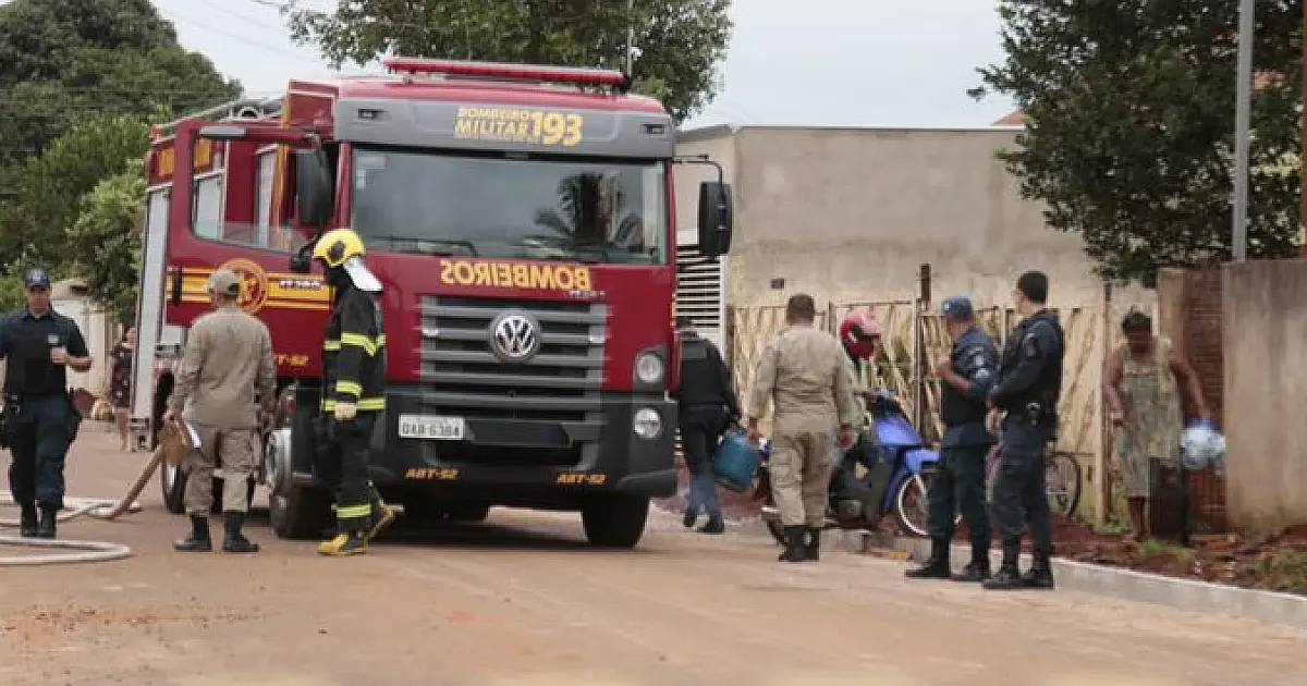 Homem em surto ateia fogo em casa e agride irmã com marretada