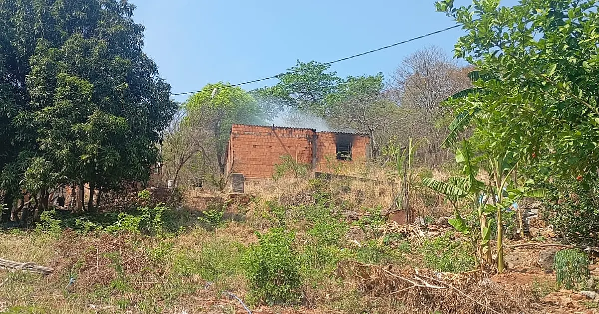 Curto circuito causa incêndio de grande proporção em casa no Aeroporto