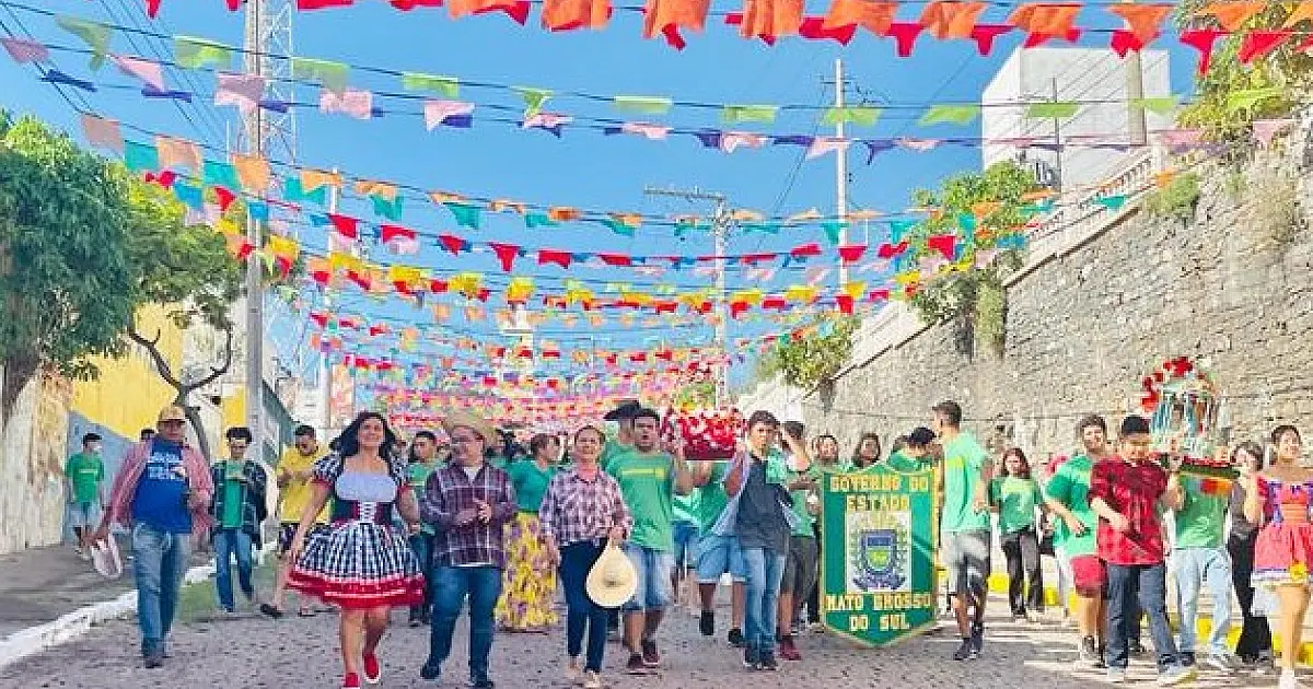 Estudantes da E.E. Júlia Gonçalves vivenciam na prática a cultura do Banho de São João