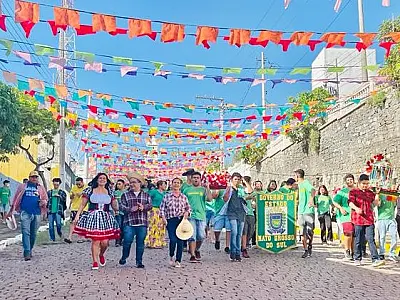 Estudantes da E.E. Júlia Gonçalves vivenciam na prática a cultura do Banho de São João