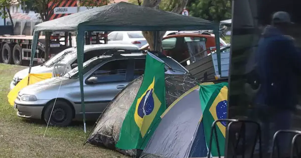 Apoiadores de Bolsonaro enfrentam o frio e passam a noite acampados em frente ao CMO