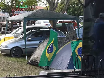 Apoiadores de Bolsonaro enfrentam o frio e passam a noite acampados em frente ao CMO