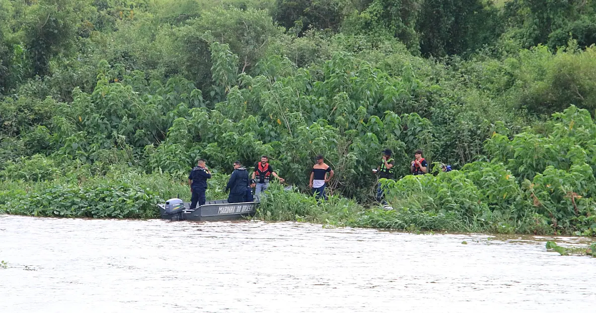 Barco afunda e cinco pessoas são resgatas à deriva no rio Paraguai