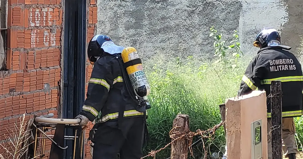 Incêndio destrói móveis em casa no bairro Cristo Redentor