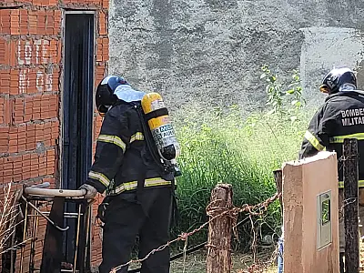 Incêndio destrói móveis em casa no bairro Cristo Redentor