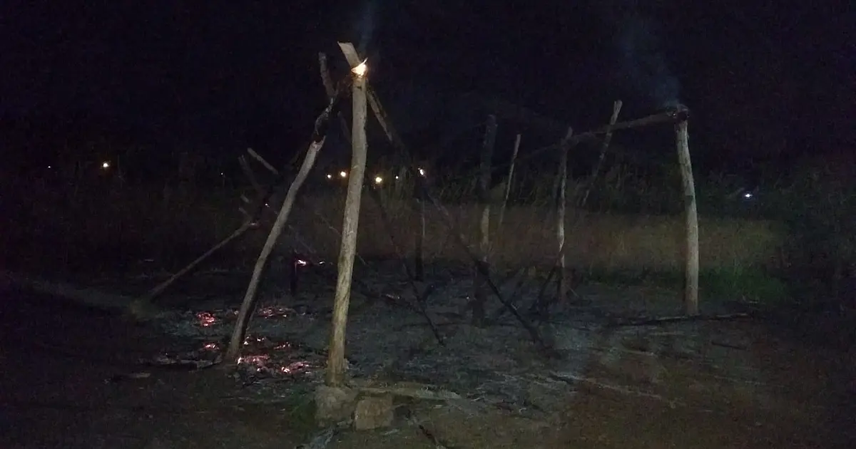 Barraco de madeira é destruído pelo fogo na parte alta