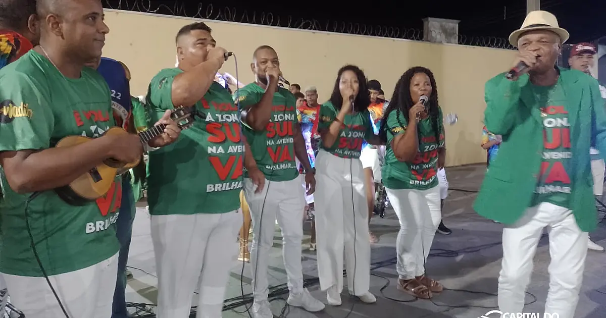 Mocidade empolga comunidade em noite de apresentação de fantasias