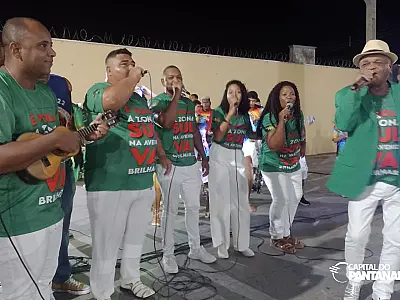 Mocidade empolga comunidade em noite de apresentação de fantasias