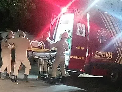 Colisão entre carro e moto deixa mulher ferida no bairro Dom Bosco