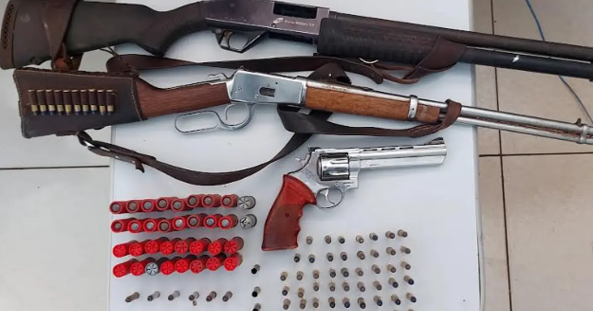 Homem é preso por porte ilegal de armas e maus tratos à animais