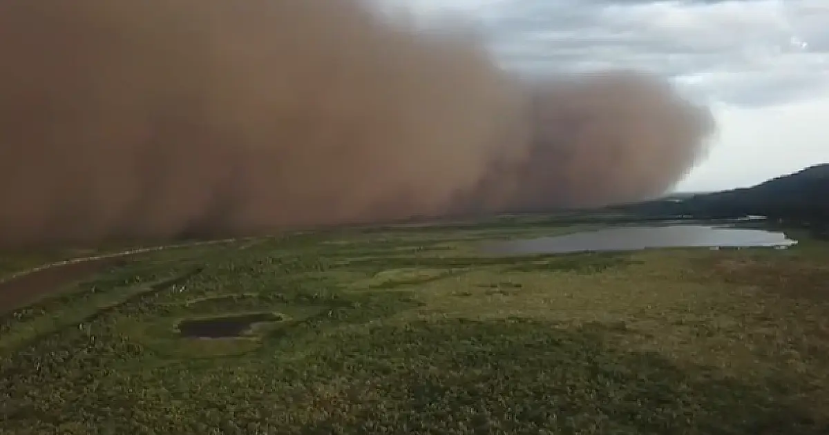 Nuvem formada por tempestade de areia encobre céu na Serra o Amolar