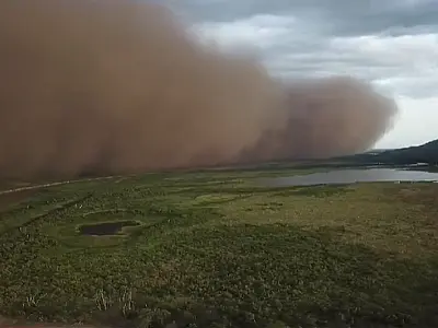 Nuvem formada por tempestade de areia encobre céu na Serra o Amolar