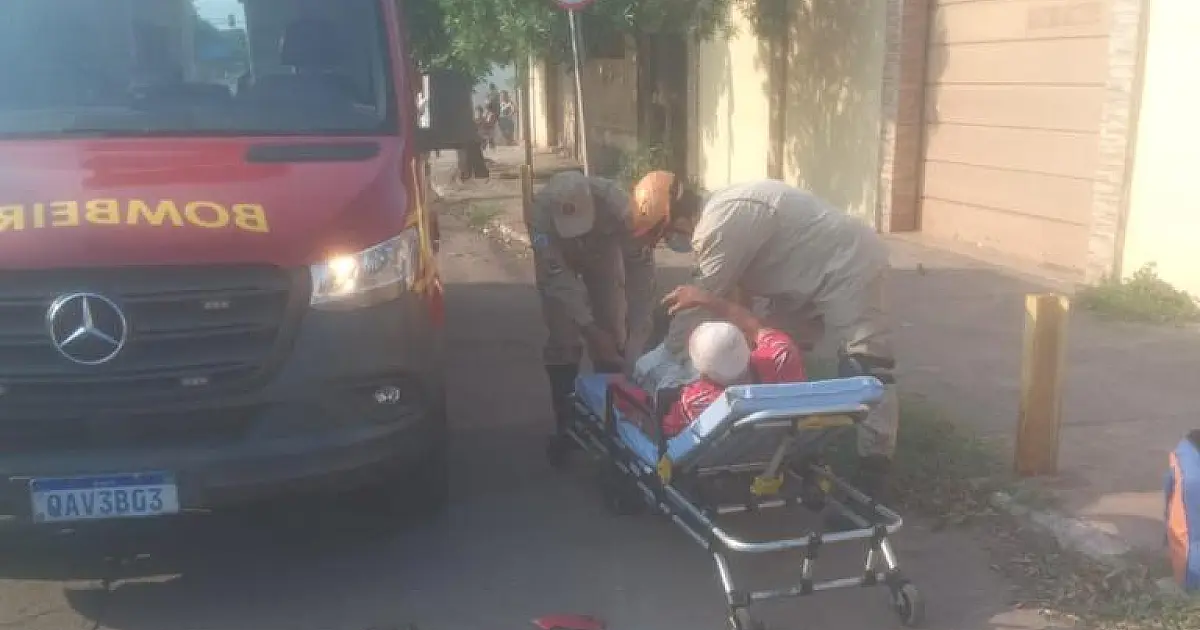 Colisão com carro deixa motociclista ferido na rua Oriental