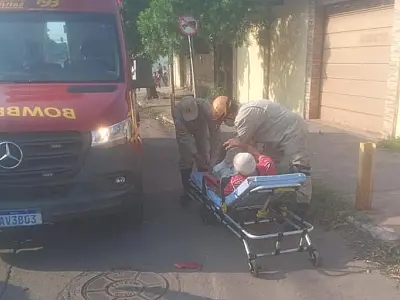 Colisão com carro deixa motociclista ferido na rua Oriental