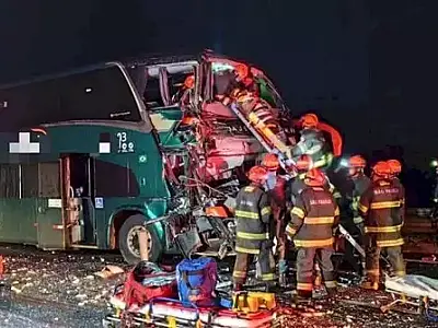Passageiros de MS ficam feridos após ônibus bater em caminhão em rodovia de SP