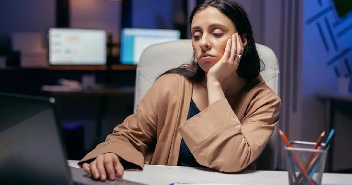 Se o seu colaborador almoça na mesa de trabalho, cuidado!