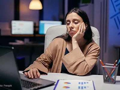 Se o seu colaborador almoça na mesa de trabalho, cuidado!