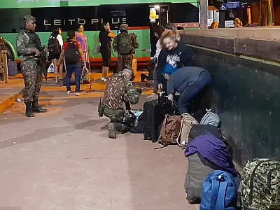 Boliviano é preso com 2kg de maconha em fundo falso de mala