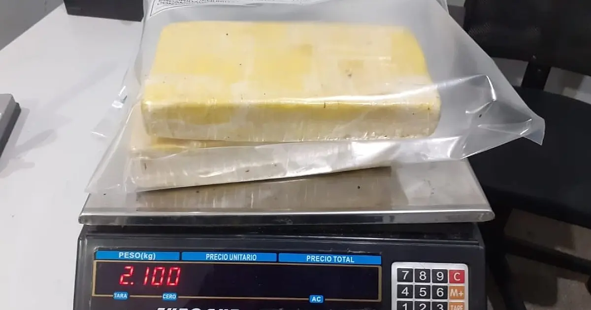 Menor de idade é flagrada com droga presa ao corpo e escondida na bagagem