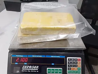 Menor de idade é flagrada com droga presa ao corpo e escondida na bagagem