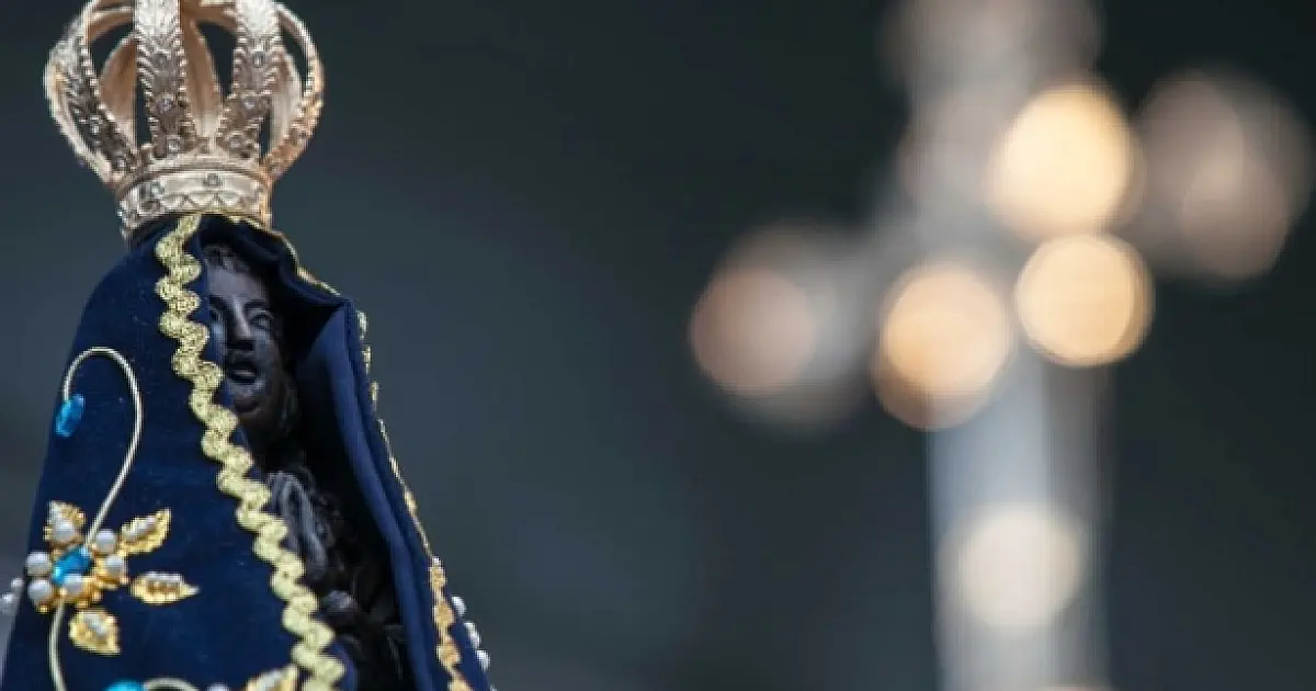 Devotos celebram e homenageiam Nossa Senhora Aparecida durante todo o dia