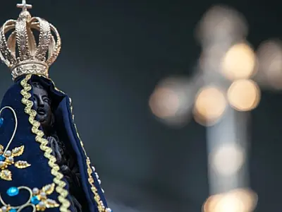 Devotos celebram e homenageiam Nossa Senhora Aparecida durante todo o dia