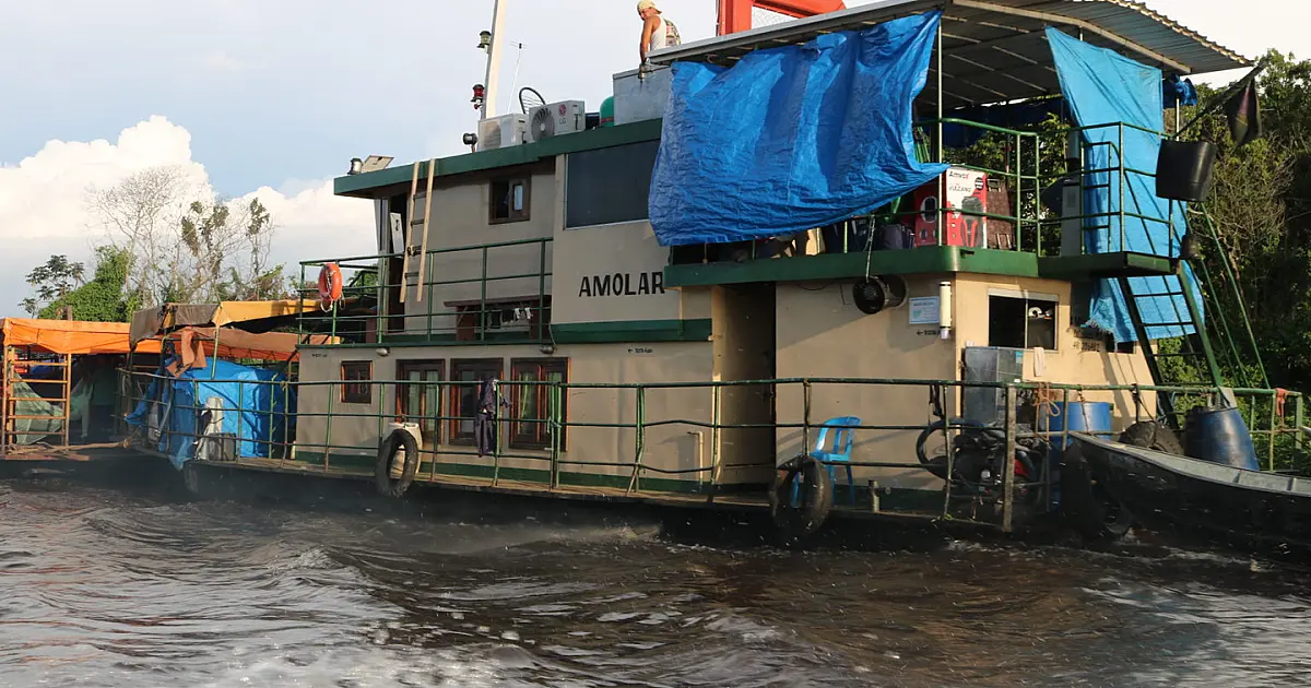 Freteiras são o único meio de transporte para algumas comunidades isoladas no Pantanal