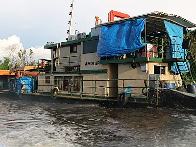 Freteiras são o único meio de transporte para algumas comunidades isoladas no Pantanal