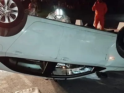 Mulher admite que dormiu ao volante em capotamento no centro de Corumbá