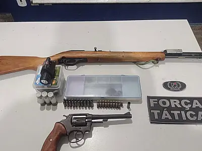 Homem acusado de feminicídio é preso com duas armas de fogo e munições