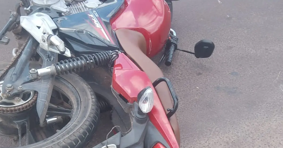 Motociclista sofre suspeita de fratura em colisão no centro