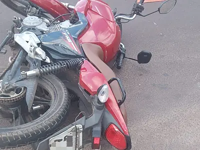 Motociclista sofre suspeita de fratura em colisão no centro