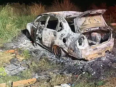 Corpos são encontrados carbonizados dentro de carro na Capital