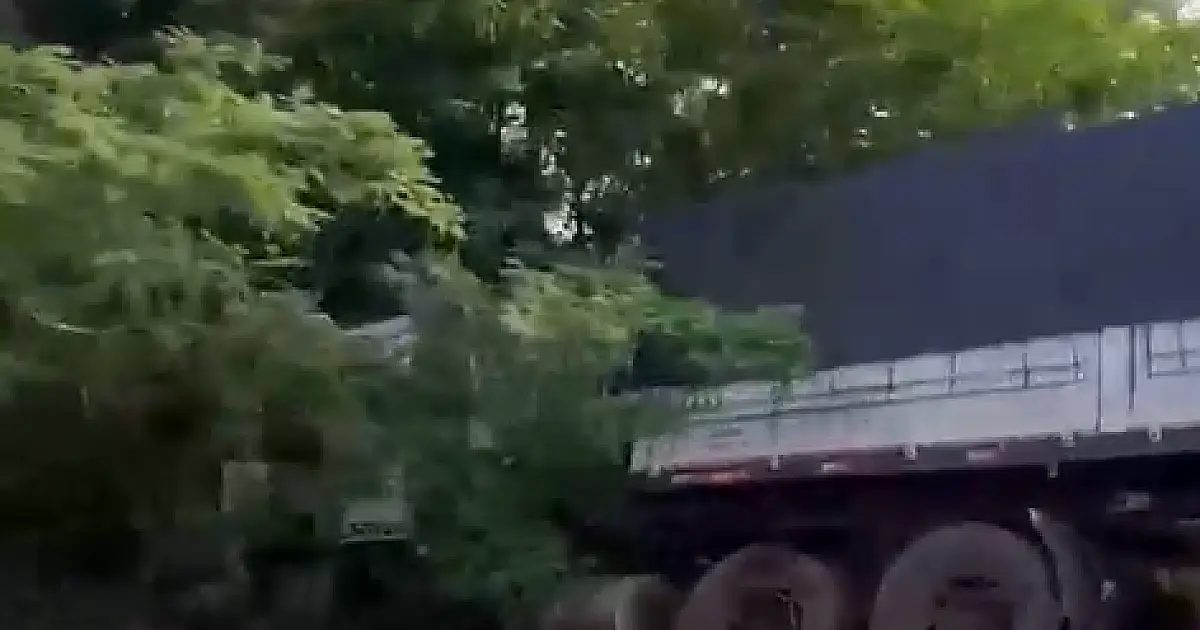 Motorista bate de frente em carreta e morre preso às ferragens na BR-262