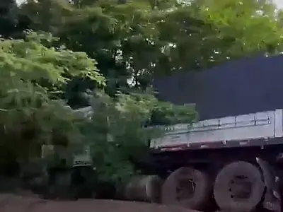 Motorista bate de frente em carreta e morre preso às ferragens na BR-262