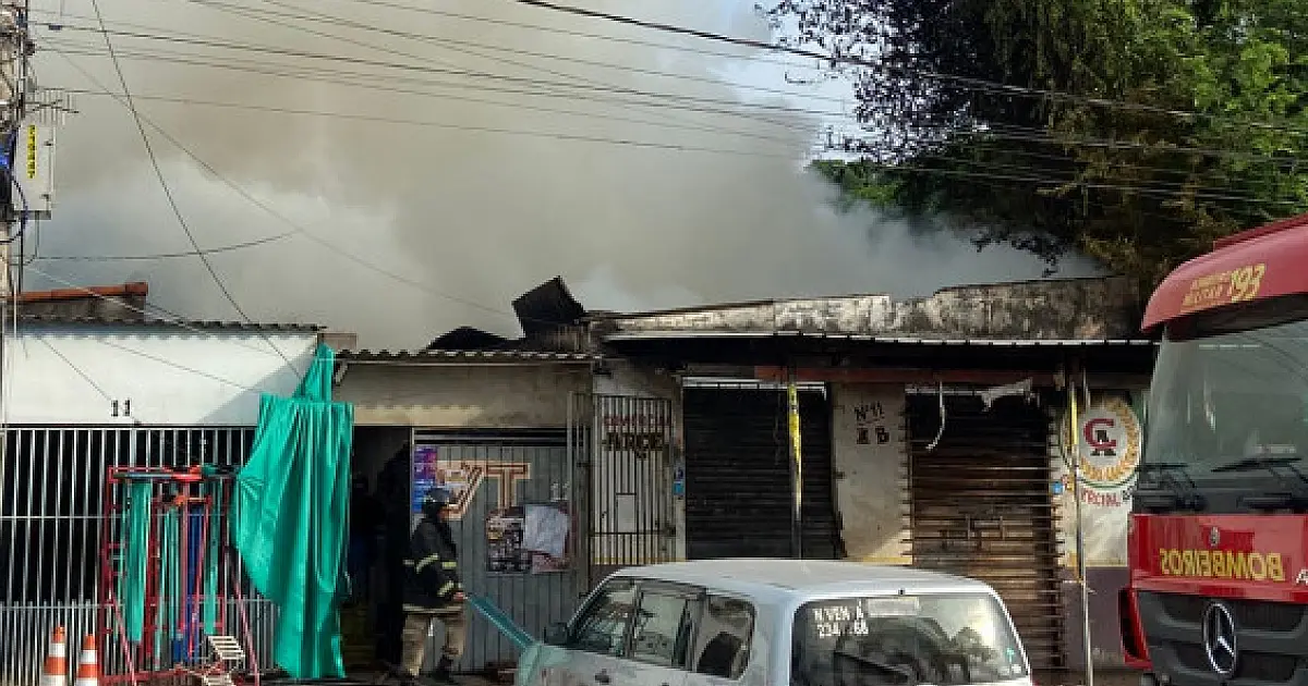 Fogo se alastra rapidamente e destrói conveniência no Cristo Redentor