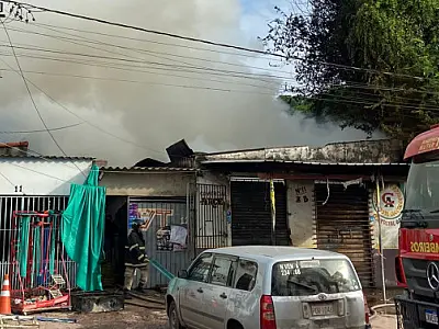 Fogo se alastra rapidamente e destrói conveniência no Cristo Redentor