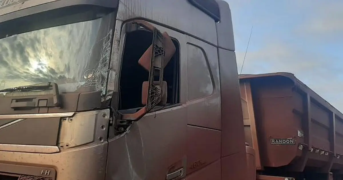 Caminhoneiro passa mal ao volante e colide em poste de energia
