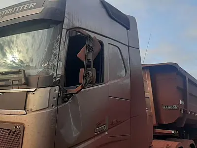 Caminhoneiro passa mal ao volante e colide em poste de energia