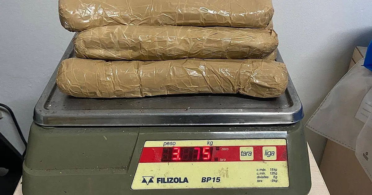 Três bolivianos são flagrados transportando pasta base dentro dos calçados