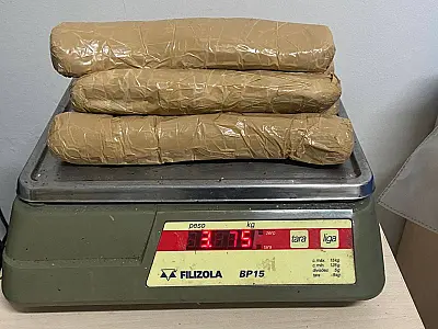 Três bolivianos são flagrados transportando pasta base dentro dos calçados